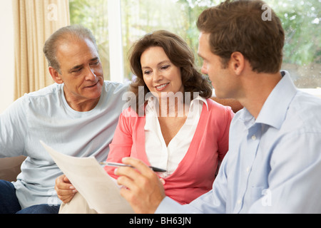 Älteres Paar mit Finanzberater zu Hause Stockfoto