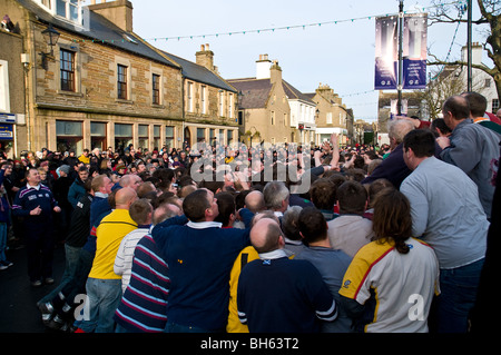 dh die Ba KIRKWALL ORKNEY Street Rugby in Broad Street pack of Ba Spieler Scrummaging Menschen Spiel Scrum Stockfoto