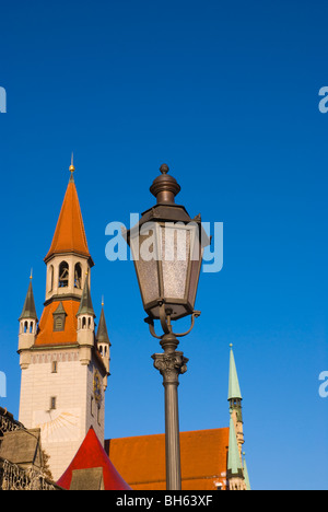 Viktualienmarkt quadratisch mit dem Turm des Spielzeugmuseum im Hintergrund zentrale München Bayern Deutschland Europa Stockfoto