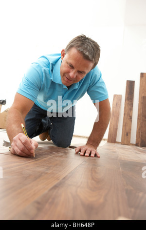 Baumeister, die Verlegung von Holzböden Stockfoto