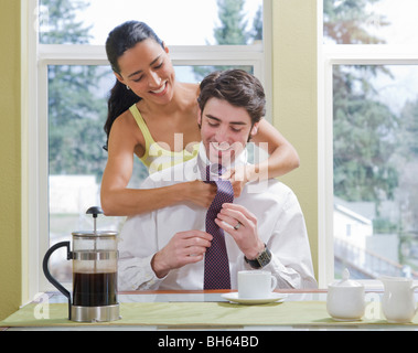 Frau Mann anziehen Stockfoto
