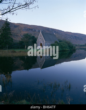 Gougane Barra, county Cork, Irland, berühmte alte religiöse Oratorium spiegelt sich in einer irischen Binnensee Stockfoto