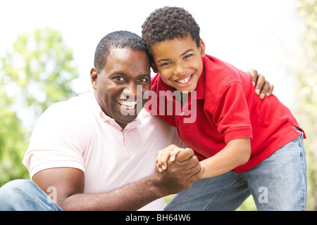 Porträt von Vater und Sohn im Park Stockfoto