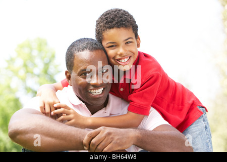 Porträt von Vater und Sohn im Park Stockfoto