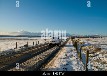 dh SUV 4x4 Fahrzeug WINTER SCHNEE STRASSEN SCHOTTLAND Auto fahren Auf verschneiten Winterstraßen winterliche Straßen eisige ländliche großbritannien Stockfoto