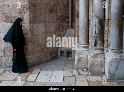 orthodoxen Nonne stand vor Säulen am Eingang zur Grabeskirche Stockfoto