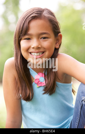 Porträt der jungen Mädchen im Park Stockfoto