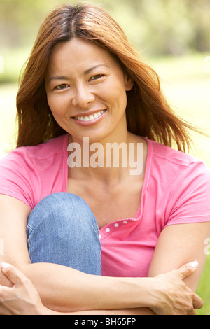 Porträt der jungen Frau im Park Stockfoto