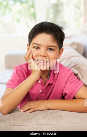 Junge auf Sofa zu Hause entspannen Stockfoto