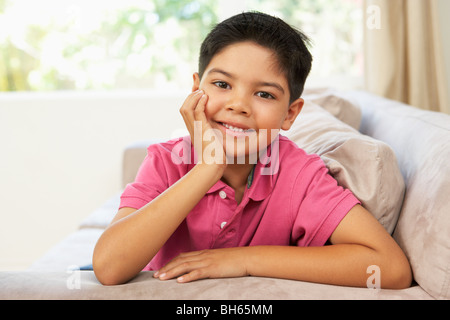 Junge auf Sofa zu Hause entspannen Stockfoto