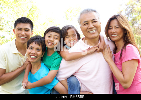 Porträt der Großfamilie-Gruppe im Park Stockfoto