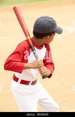 Kleiner Junge spielt Baseball Stockfoto