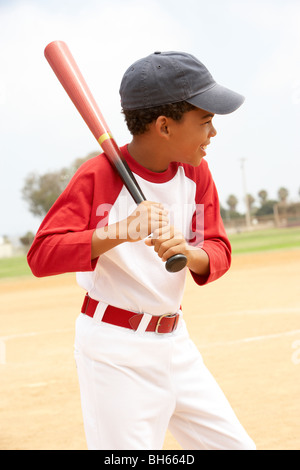 Kleiner Junge spielt Baseball Stockfoto