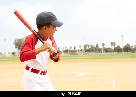 Kleiner Junge spielt Baseball Stockfoto