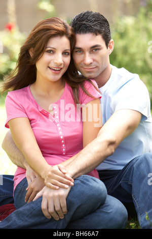 Junges Paar im Garten Stockfoto