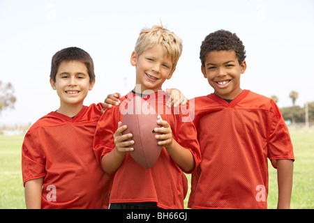 Jungen im American Football-Team Stockfoto