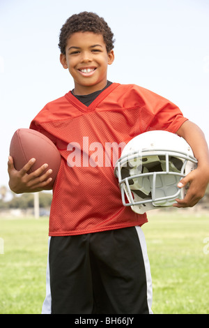 Jungen spielen American Football Stockfoto