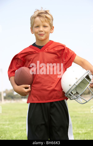 Jungen spielen American Football Stockfoto