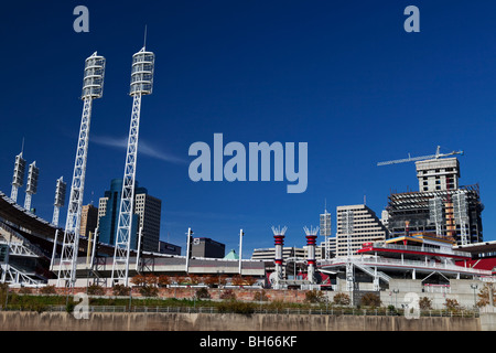 SKYLINE VON CINCINNATI UND PAUL BROWN STADIUM AS VON DER OHIO RIVER GESEHEN. USA Stockfoto