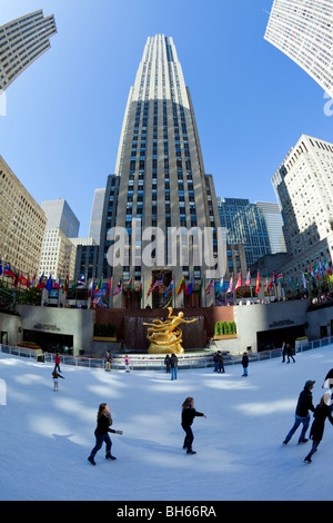 USA, New York City, Manhattan, Eisbahn, unter dem Rockefeller Center Gebäude an der Fifth Avenue Stockfoto