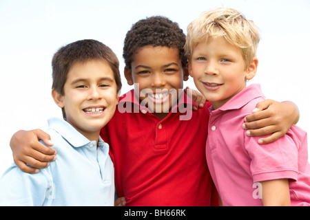 Jungen spielen im Park Stockfoto