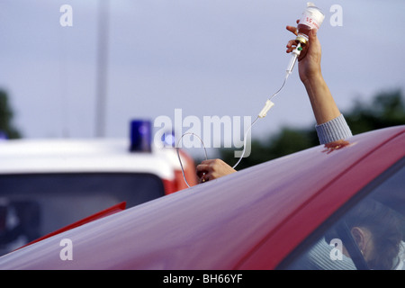 AUFSETZEN EINES OPFERS IV, FEUERWEHR UND SAMU (RETTUNGSDIENST) BEI A-VERKEHRSUNFALL, OBJEKTIV, PAS-DE-CALAIS (62), FRANKREICH Stockfoto