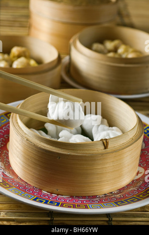 Dim-Sum chinesische Knödel in Dampfer Körbe Stockfoto