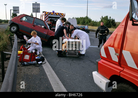 FEUERWEHRLEUTE UND ÄRZTE DER SAMU (RETTUNGSDIENST) BEI A-VERKEHRSUNFALL, OBJEKTIV, PAS-DE-CALAIS (62), FRANKREICH Stockfoto