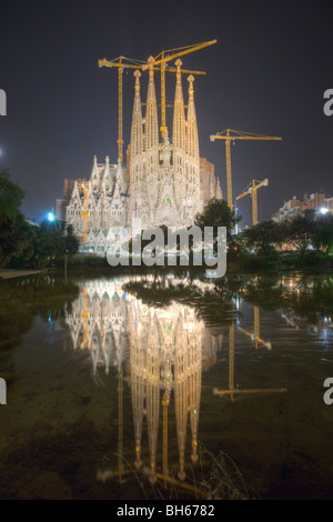 Kathedrale La Sagrada Familia des Architekten Antoni Gaudi bei Nacht, Barcelona, Katalonien, Spanien Stockfoto