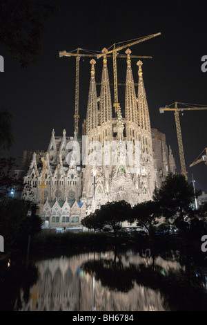 Kathedrale La Sagrada Familia des Architekten Antoni Gaudi bei Nacht, Barcelona, Katalonien, Spanien Stockfoto