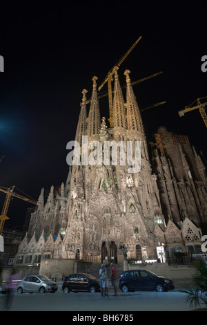 Beleuchtete Kathedrale La Sagrada Familia des Architekten Antoni Gaudi, Barcelona, Katalonien, Spanien Stockfoto