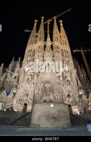 Beleuchtete Kathedrale La Sagrada Familia des Architekten Antoni Gaudi, Barcelona, Katalonien, Spanien Stockfoto