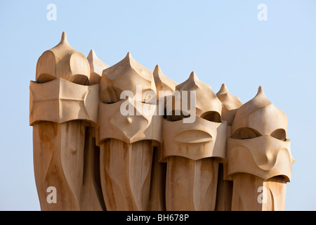 Skulpturen von Architekt Antoni Gaudi auf Casa Mila Dach, Barcelona, Katalonien, Spanien Stockfoto