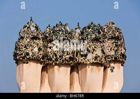 Skulpturen von Architekt Antoni Gaudi auf Casa Mila Dach, Barcelona, Katalonien, Spanien Stockfoto