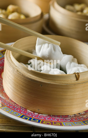 Dim-Sum chinesische Knödel in Dampfer Körbe Stockfoto