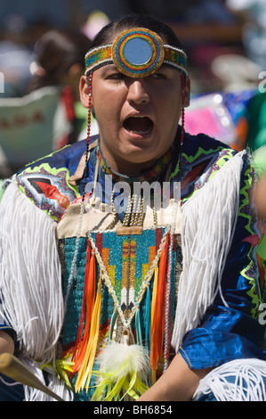 Gebürtige amerikanische Schlagzeuger und Sänger bei North American Indian Days Stockfoto