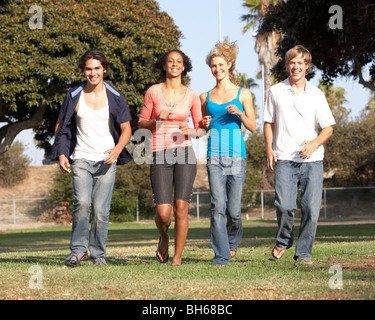Gruppe von Jugendlichen im Park laufen