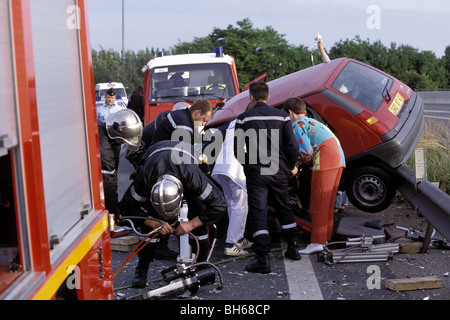 FEUERWEHRLEUTE UND ÄRZTE DER SAMU (RETTUNGSDIENST) BEI A-VERKEHRSUNFALL, OBJEKTIV, PAS-DE-CALAIS (62), FRANKREICH Stockfoto