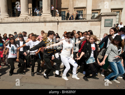 Michael Jackson-Fans neu den legendären Thriller-Tanz auf dem Londoner Trafalgar Square Stockfoto