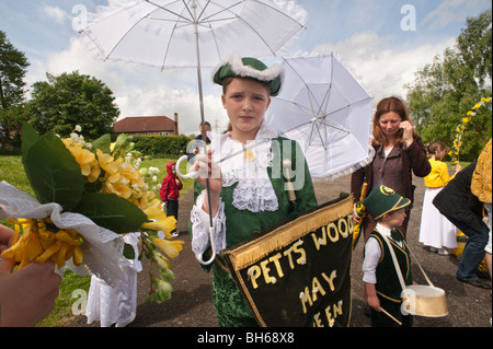 Pett Holz May Queen-Mitglieder und Mütter warten im Regen für th-Prozession an Pratt Unterseite Stockfoto