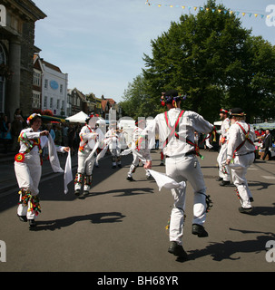 Morris Tänzer vor Salisbury Guildhall, während der Markt am Samstag Stockfoto