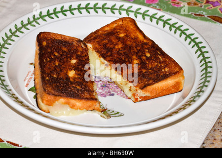 Gegrilltes Käse-Sandwich auf einer Platte Stockfoto