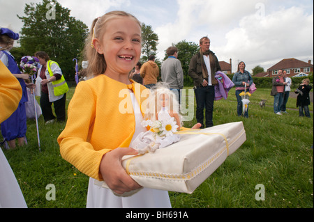 Die Chislehurst May Queen hat bereits gekrönt worden, so hat der Träger der Krone eine Barbie-Puppe auf ihrem Kissen Stockfoto