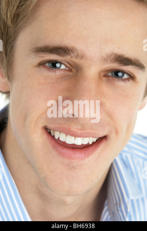 Nahaufnahme eines lächelnden jungen Mann Stockfoto