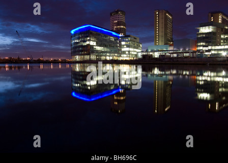 Salford Quays in der Dämmerung im Winter, Greater Manchester UK Stockfoto