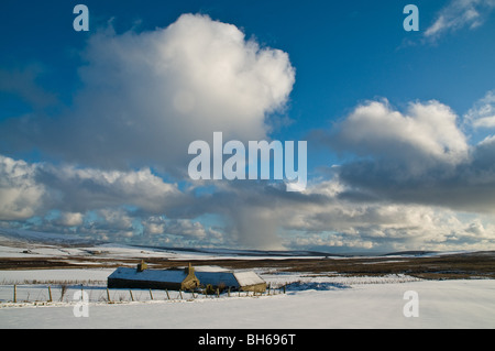 dh Naversdale ORPHIR ORKNEY Snowy bedeckten Moorland Bauernhaus und Gebäude Schnee Winter schottland Winter Landwirtschaft Haus Landschaft großbritannien Stockfoto