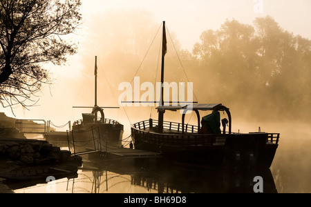 Les Gabarres Boote im Morgengrauen auf der Dordogne, Perigord Noir, Dordogne, Frankreich. Stockfoto