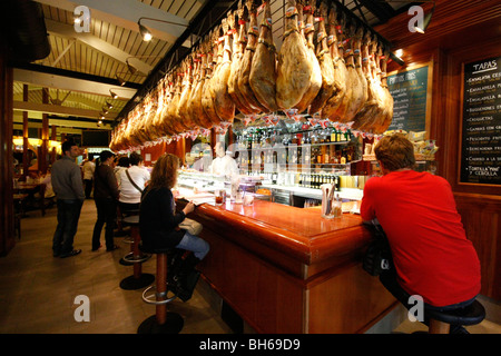 Eine Tapas-Bar in Barcelona, wo Fleisch an der Bar aufgehängt ist, Theke. Stockfoto