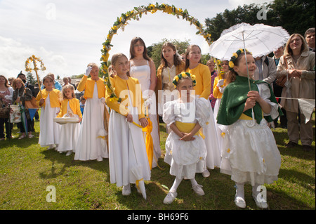 Chislehurst May Queen und Gefolge mit einem floralen Bogen warten in der Arena nach der Krönung des Pratt unten May Queen Stockfoto