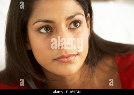 Porträt der jungen Frau auf sofa Stockfoto